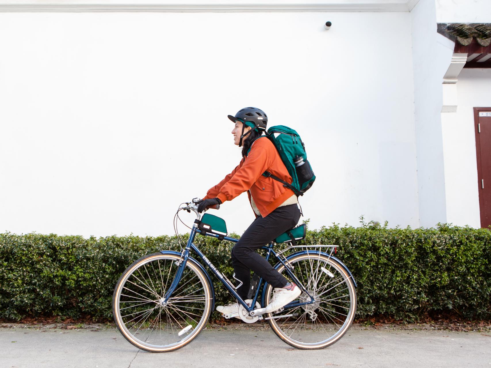 Bicycle commuting outlet backpack